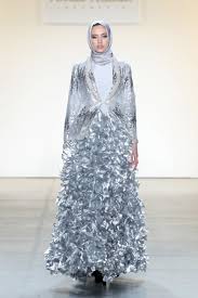 Anniesa hasibuan é uma estilista da indonésia e mostrou que o hijab é lindo e super estiloso.não tem nada de ofensivo e que merece o respeito de quem não é praticante da religião. Koleksi Busana Anniesa Hasibuan Yang Eksis Di Kancah Internasional Kumparan Com