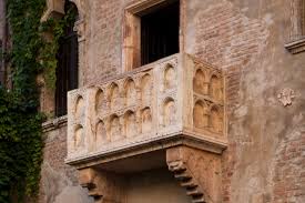 Die idee, ein heruntergekommenes gebäude im zentrum von verona zur casa di giulietta herauszuputzen, kam antonio avena, dem damaligen direktor der museen von verona. Heiraten In Verona Standesamtliche Trauung Im Haus Wo Julia Einst Auf Romeo Wartete