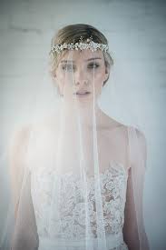 Skandale und kim kardashian war schon drei mal verheiratet. Hochsteckfrisur Mit Schleier Und Kranz Aus Perlen Und Kristallen Tragerloses Spitzenkleid Hochsteckfrisuren Hochzeit Haarkranz Hochzeit Hochzeitskleid Elegant