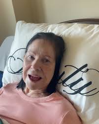 It’s been a while 🙋🏻‍♀️ Little shout out to her high school best friend  and boarding school roommate, Kelli Maness! @kbmaness , Don’t miss the end!  It’s the best part 💋😘, #alzheimerscantstopthelove💜 ...