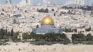 7 дверей, расположены в северном фасаде, каждая из них ведет в одну из семи галерей, заканчивающихся в противоположной. Nastoyashaya Mechet Al Aksa Nahoditsya Ne V Ierusalime