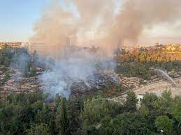 The fire began in a neighborhood southwest of the city center. Ipbrtn8m2cwdm