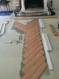 Vous avez la possibilité de démarrer le carrelage en partant du centre ou alors commencer la pose à partir de l'axe (de l'entrée principale). Pose De Carrelage En Chevron Bt Reno Carreleur Oise Carrelage En Chevrons Planchers En Chevrons Poser Du Carrelage