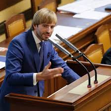 Řeč byla také o jeho přezdívce ken a kolážích tmbk. Je Adam Vojtech Lepsi Zpevak Nez Ministr Sef Rezortu Zdravotnictvi Upustil Paru A Nas To Ted Boli G Cz