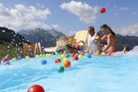 Familienhotels Deutschland Bad Hindelang Kinderhotel Oberjoch Familie Plantscht Im Pool Familienurlaubsziele Urlaub Hotels Fur Kinder