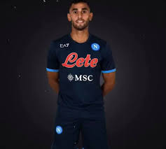 L'idea del club di de laurentiis è di firmare i kit da gara da solo, come accaduto con la roma, ma utilizzando le tecniche armani. X5nkt07gu9yrpm