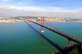 El puente 25 de abril es testigo omnipresente de la historia política de portugal, plasmada inclusive en su nombre. Puente 25 De Abril Lisboa El Puente Colgante Mas Largo De Europa