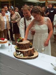 Rustikale Baumstamm Torte Hochzeitstorte Tree Stump Wedding Cake Hochzeitstorte Hochzeitskleid Spitze Blumenmadchen Kleid