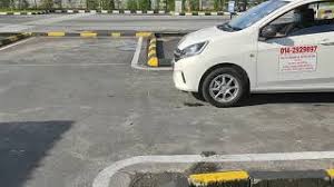 Luruskan kereta, undur dan dapatkan tiang nombor 1 di sisi cermin segitiga dan berhenti. Jom Driving