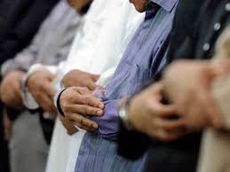 Seorang di atas kendaraan dan tidak mungkin menghadap ke kiblat untuk menunaikan shalat subuh. Perlis Benar Solat Jumaat Bersyarat Mulai 15 Mei