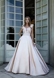 Da sempre leader nel settore, accompagna ogni sua sposa nello scegliere il vestito più adatto. Collezione Sposa 2020 Stilista Stefano Blandaleone Abiti Da Sposa Abito Da Sposa Principessa Outfit Per Matrimonio