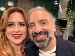 Grazie a tutti di cuore per i messaggi di amore che ci mandate! Ci sta  arrivando un'ondata gigantesca di affetto ed è una esperienza tutta nuova.  Siamo felici di portare gioia, è