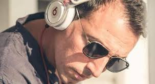 Aveva 59 anni ed era malato da tempo. Morto Il Dj Osvaldo Dell Anna Aveva 39 Anni Il Mattino It