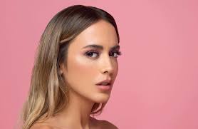 Shannon de Lima de sumo a la tendencia del total jean, pero una cartera de  lujo