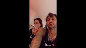 Nuove immagini dal carcere, il punto. Nina Moric E Fabrizio Corona Tra Loro Sono Baci E Abbracci Corriere Tv