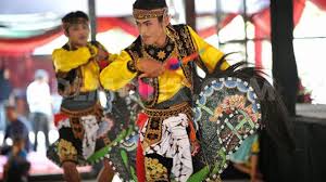 It covers an area of 1,055.65 km2 and had a population of 990,159 at the 2010 census; Jaranan Senterewe Khas Tulungagung Diminati Mancanegara Suara Surabaya