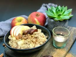 Die zucchini spaghetti alla carbonara hat er auch oft schon in kochshows vorstellt ein geniales rezept aus vegan for fit wenig kalorien im vergleich zu weizen pasta und ganz viel. Veganer Apfel Porridge Gesundes Fruhstuck Fur Eine Vollwertige Vegane Ernahrung We Live Vegan