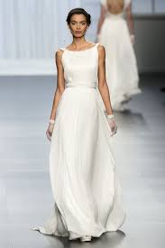 L´abito da sposo per le nozze in spiaggia rispecchia il nostro stile fresco grazie all`impiego di tessuti naturali che conferiscono quel look così speciale. I 10 Abiti Da Sposa Per Un Matrimonio In Spiaggia