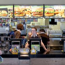 Ein echt guter morgen vertreibt hunger und sorgen! Mcdonald S Kassiererin Packt Aus Diese Dinge Hasst Sie An Gasten Stern De