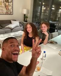 Michael strahan's twin daughters isabella & sophia look all grown up in new photos. Gma S Michael Strahan Pays Tribute To His Children During Covid Recovery See Rare Photos Hello