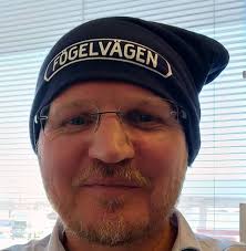 T Ä V L I N G VINN EN VARM MÖSSA ATT DRA NER ÖVER ÖRONEN I KYLAN! Hur gör  man det? Jo, enkelt: -Tagga en vän som du tror att behöver