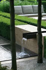 Wasser Im Garten 20 Ideen Fur Gartengestaltung Mit Bachlauf Bachlauf Fur Garten Moderne Landschaftsgestaltung Wasser Im Garten Modernes Wasser Feature