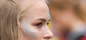 Ob mit oder ohne eismaschine, hier erfahren sie, wie man köstliches, eisdielenähnliches eis selbst machen kann *tipp*. Glitzer Warum Der Trend Ungesund Und Umweltschadlich Ist