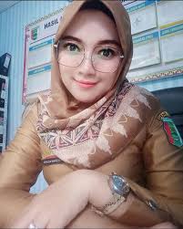 Berarti di belakang padang tu, bahasanya mirip mirip bahasan malaysia ya, di tanjungpinang tidak terlalu kental melayunya, mungkin karena sudah bnyak pendatang. Cikgu Cantik Di Malaysia Cikgu Cantik Posts Facebook Baik Di Kalangan Murid Dan Pelajar Mahupun Di Kalangan Ibu Bapa Darwin Ena