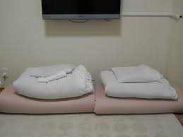 A comfortable futon mattress can make all the difference when you want a good night's sleep. How To Lay Out And Fold Up A Japanese Futon