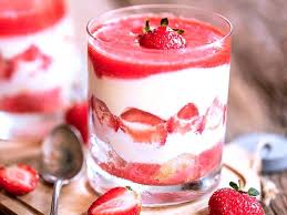 Tiramisu Aux Fraises En Verrines Au Thermomix Recette En 2020 Tiramisu Fraise Tiramisu Fraise Verrine Tiramisu