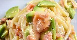 Pasta zucchine e salmone affumicato. Spaghetti Con Salmone E Avocado Una Ricetta Sorprendente
