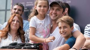 Memo ile ova, anadolu'nun küçük bir kasabasında, fatma anayla beraber yaşayan bir baba ve memonun 7 yaşlarında küçük bir kızı vardır. 7 Kogustaki Mucize Turkiye Nin Oscar Adayi Filmi Oldu Alanya Time Haber
