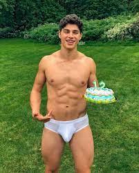 OMG, hes naked: Insta-thotty Pierre Amaury Bouvier - OMG.BLOG