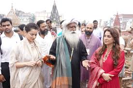 Sadhguru On Twitter Here We Are In The Lap Of Ganga In The Sacred Glorious City Of Kashi With Over 1000 Seekers From Around The World Among Them Are Also Kangana Actress, mother, entrepreneur, activist and not necessarily in the same order :) this.
