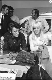 French singer johnny hallyday comes to congratulate his wife, singer and actress. Johnny Hallyday Et Sylvie Vartan Lors De L Enregistrement De L Emission De Radio Salut Les Copains Sur Europe 1 En 1969 Purepeople