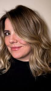 A transição do cabelo cacheado loiro para o ruivo pode ser transformadora e  empoderadora. O ruivo realça traços faciais e destaca o olhar, criando um  contraste belíssimo e uma nova luminosidade no