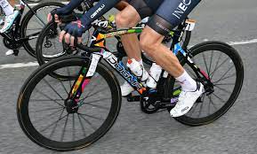 Download the eurosport app for ios and android now. Chris Froome Shows Off Unreleased Oakleys Custom Painted Pinarello At The Vuelta Velonews Com