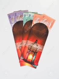 Duit raya 1malaysia (dr1m) ini juga dilihat mampu menjana ekonomi negara apabila penerimanya dikalangan kakitangan swasta akan membelanjakan bantuan itu untuk membeli persiapan hari raya di mana perbelanjaan beli baju, kasut. A Green Packet Or Known As Duit Raya On Isolated White Background Stock Photo Picture And Royalty Free Image Image 148121128