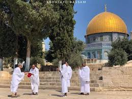 صور ح جاج فلسطينيون يستعدون للانطلاق إلى مكة المكرمة لأداء مناسك الحج بعد إحرامهم من المسجد الأقصى المبارك تصوير عبد العفو ال Taj Mahal Landmarks Masjid