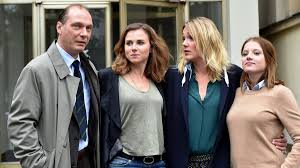 Die darsteller karin hanczewski (l.) und martin brambach (m.) sind schon seit 2016 im team. Zum Dresdner Tatort Verlogen Ist Die Haselnuss Musikexpress