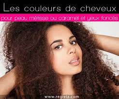 Que vous ayez la peau claire, mâte ou rosée, il y a forcément une couleur de cheveux faites pour vous. Quelle Couleur De Cheveux Choisir Quand On A La Peau Foncee Teint De Metisse Ou Caramel