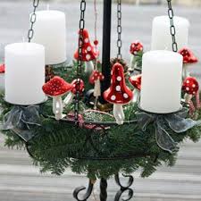 Moderner Adventskranz Mit Fliegenpilzen Depot Online De Weihnachtsdekoration Adventskranz Adventskranz Modern