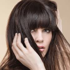 Gardez la boîte de conserve à environ 15 cm de la frange. Comment Bien Coiffer Sa Frange Femme Actuelle Le Mag