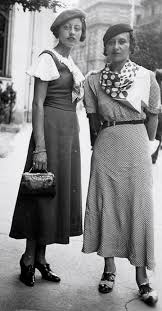 Sempre negli anni '30 l'orlo delle gonne si allungò, mandando in soffitta le lunghezze al ginocchio o sopra. 1930 S Women S Fashion Womensfashionvintagehighheels Moda Anni 30 Stile Anni 30 Storia Della Moda