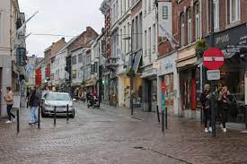+44 (0) 1483 428082 facsimile: Hoe Winkelstad Tongeren Uit Het Dal Klimt Retaildetail