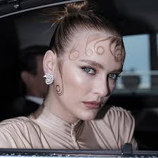 Todas quieren estos seis básicos para conseguir el look de Camille Razat