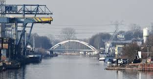 ˈtʋɛntəkaːˌnaːl) is a canal running through the dutch the twentekanaal starts at the ijssel north of zutphen at the village of eefde and runs through almen. 72 Miljoen Extra Voor Twentekanaal Verruiming Kan Doorgaan Regio Tubantia Nl