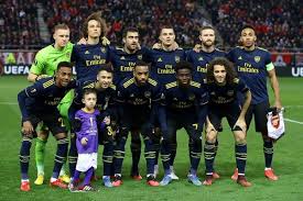 Resultado online olympiakos vs arsenal. Image Young Mascot Photo Bombs Arsenal Team Picture Before Olympiacos Game