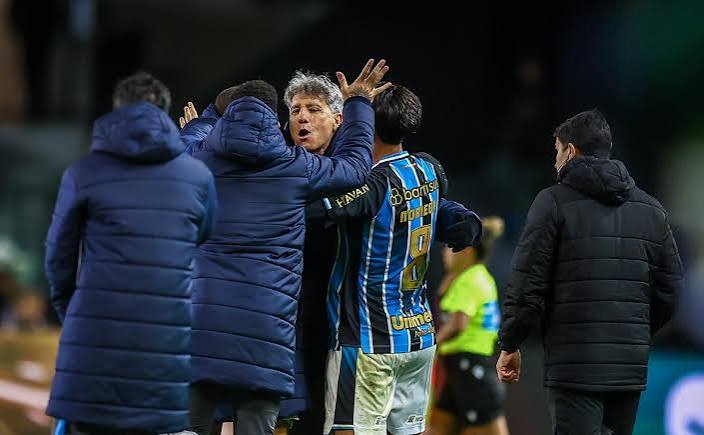 Gr&ecirc;mio vence o Coritiba e p&otilde;e fim a jejum de sete jogos - AG&Ecirc;NCIA ESPORTE