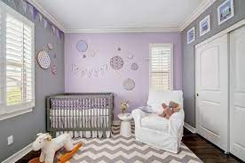 Modernes Babyzimmer In Lila Und Grau Gestalten Lila Kinderzimmer Babyzimmer Einrichten Kinder Zimmer